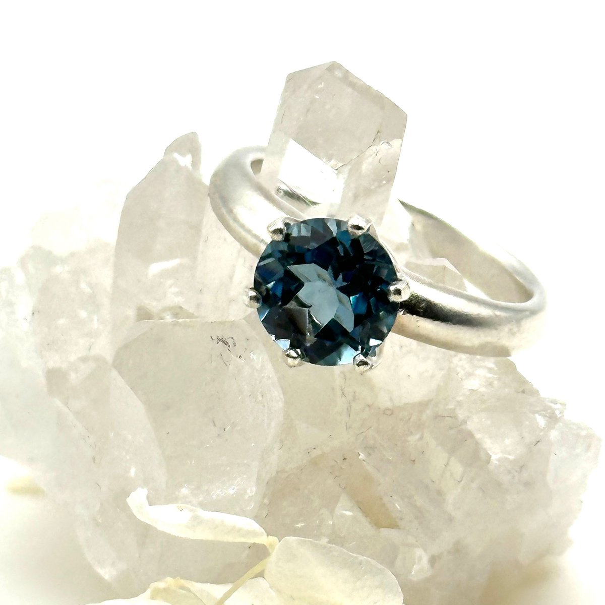 11月誕生石ブルートパーズのシルバーリング | ジュエリー春日