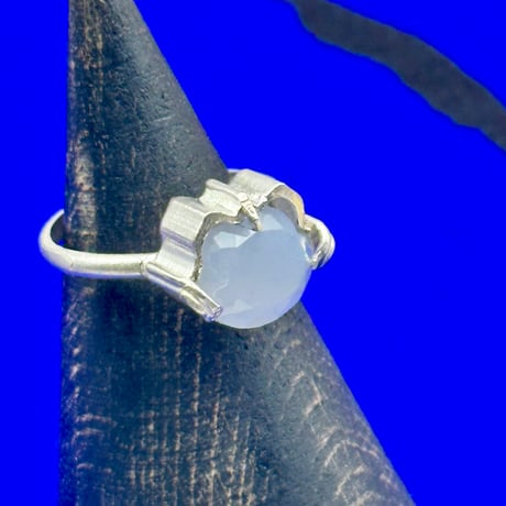 【ねこ守りシリーズ】ねこの匠枠リング｜猫カット カルセドニー3.09ct〈個性きらめくセッティング〉