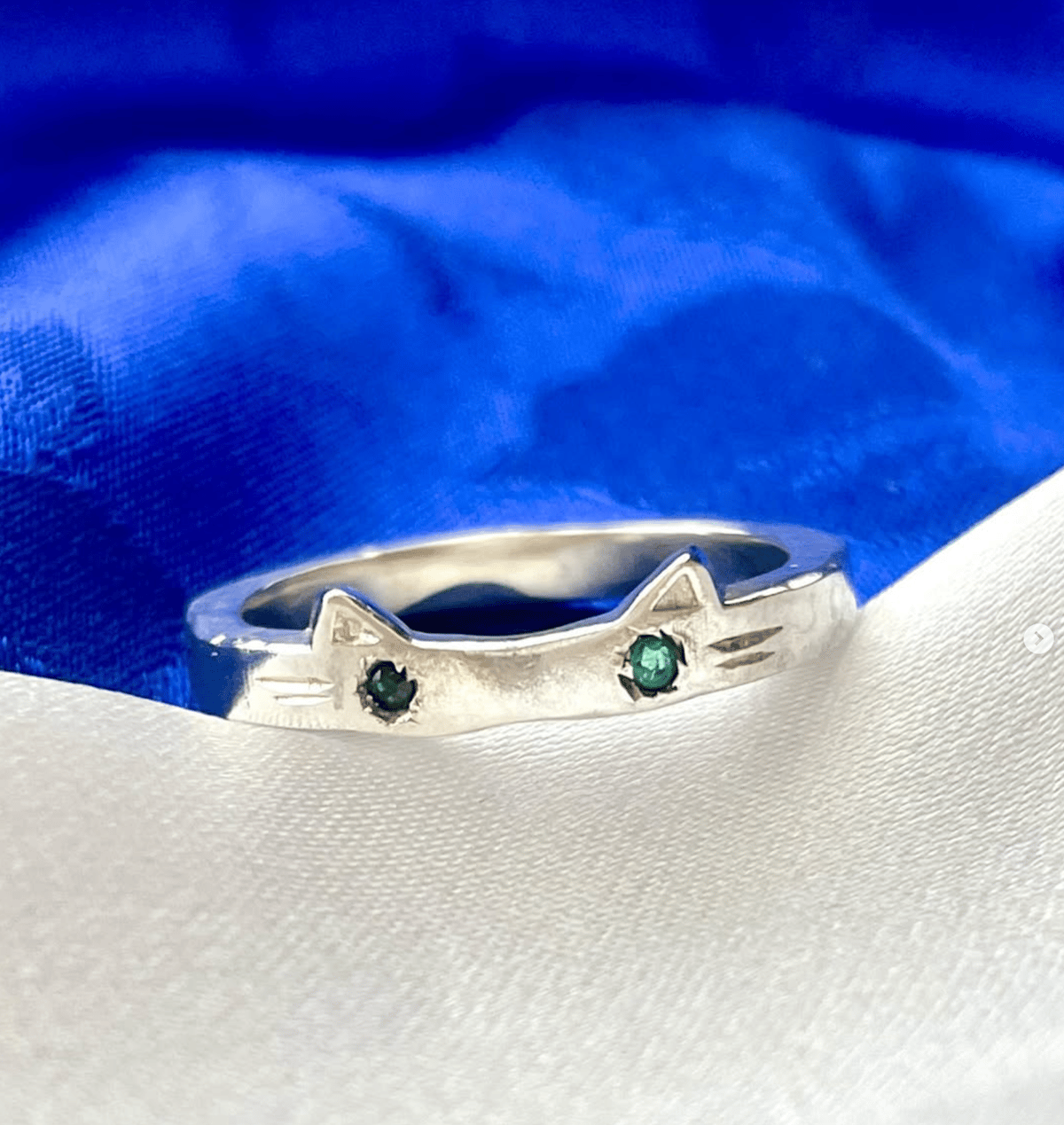 エメラルドの目を持つネコのリング★格安‼️ ねこ守りシリーズ】幸運の目 猫の目リング/エメラルド | ジュエリー春日