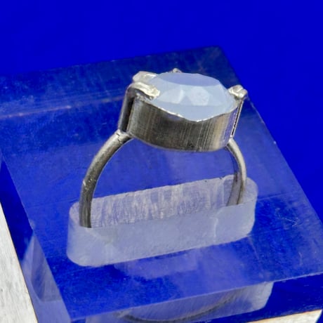 【ねこ守りシリーズ】ねこの匠枠リング｜猫カット カルセドニー3.09ct〈個性きらめくセッティング〉