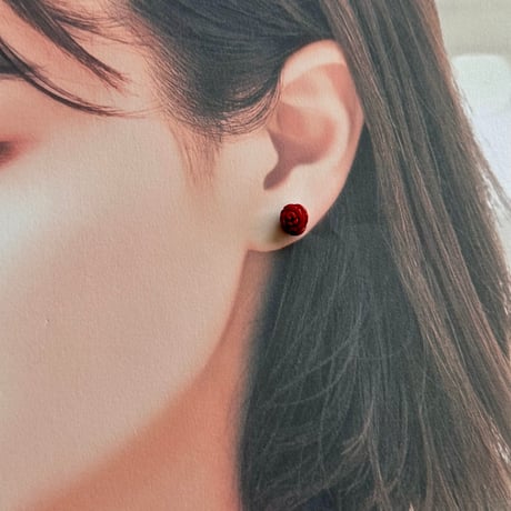 赤珊瑚の薔薇スタッドピアス｜華やぎを添える上質コーラルジュエリー