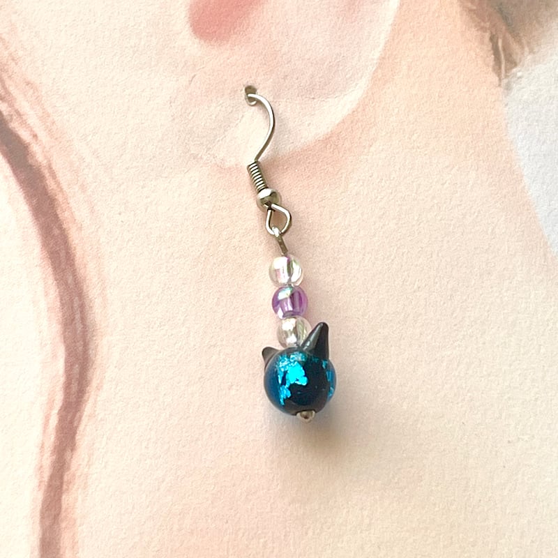 ねこ守りシリーズ】超希少！ホタルガラス 揺れる猫玉ピアス