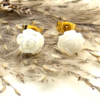 【サージカルステンレス】天然石薔薇彫刻 マザーオブパールのピアス｜アレルギー対応