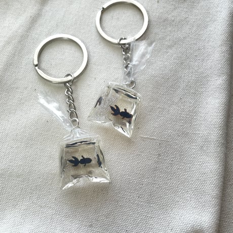 黒金魚のちいさな袋 ― レジンキーホルダー ―