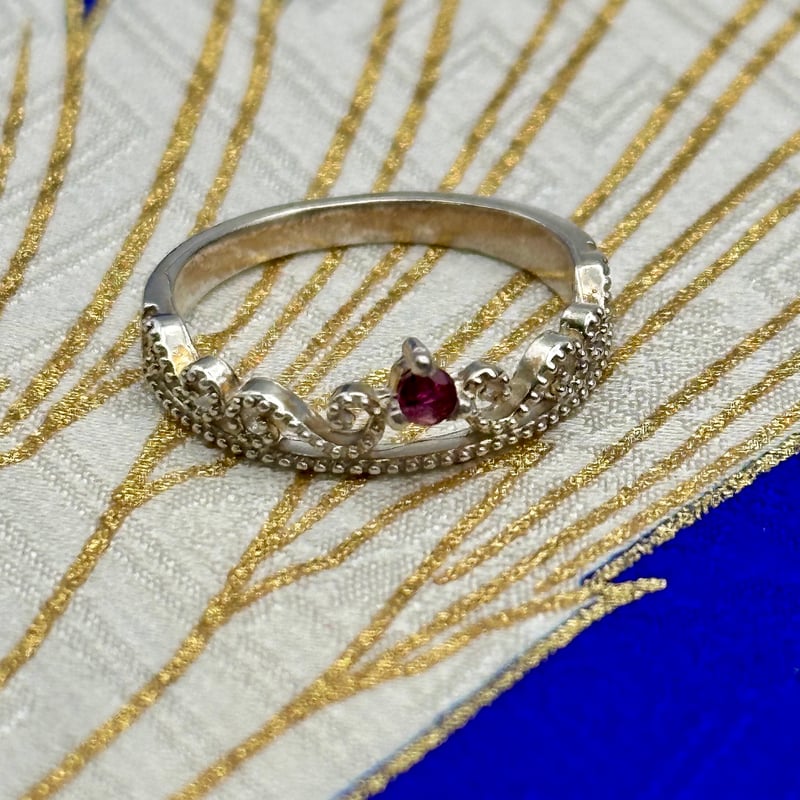ルビーのプリンセスリング 繊細クラウンの魔法 | ジュエリー春日