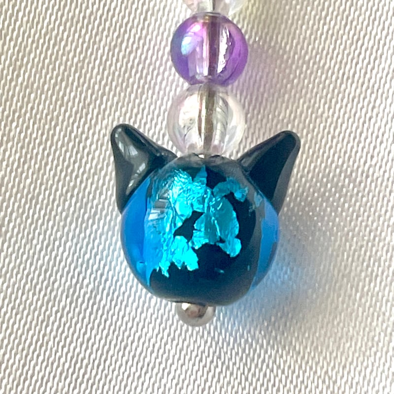 ねこ守りシリーズ】超希少！ホタルガラス 揺れる猫玉ピアス