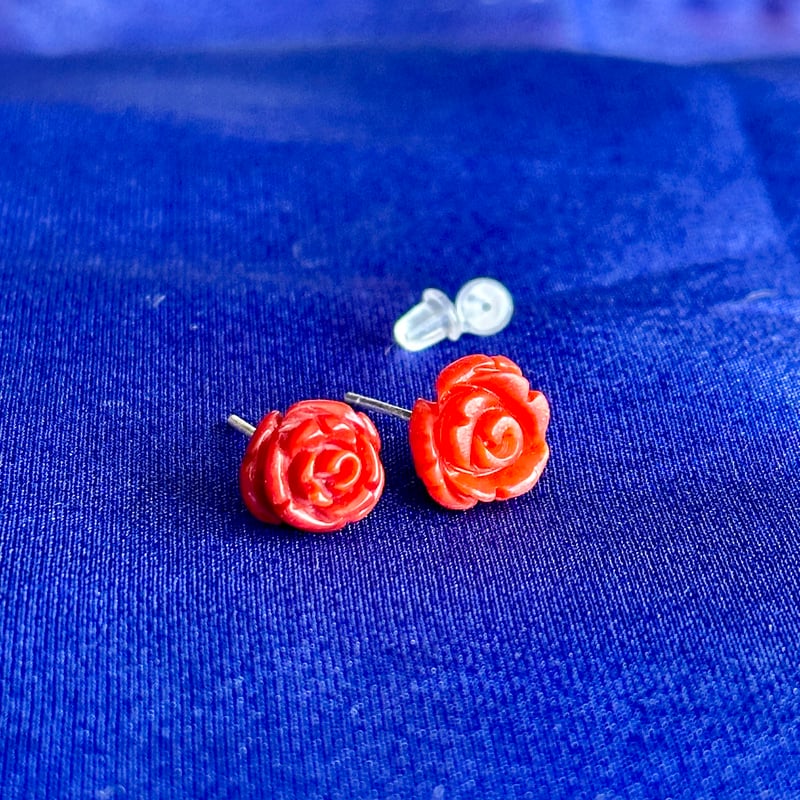 赤珊瑚の薔薇スタッドピアス｜華やぎを添える上質コーラルジュエリー