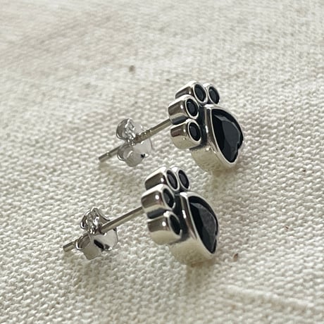 【ねこ守りシリーズ】ねこ守りピアス ーオニキスの足跡ー