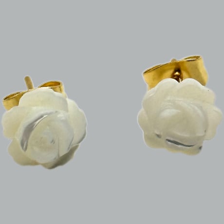 【サージカルステンレス】天然石薔薇彫刻 マザーオブパールのピアス｜アレルギー対応