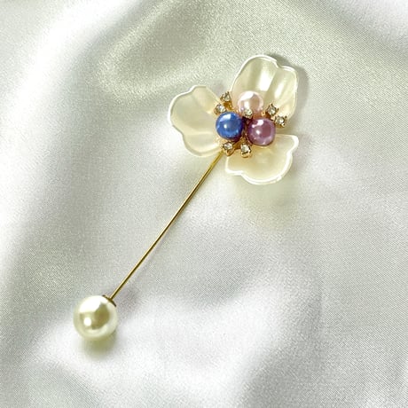 花ブローチ 白 × ゴールド プラスチックパール 上品アクセサリー