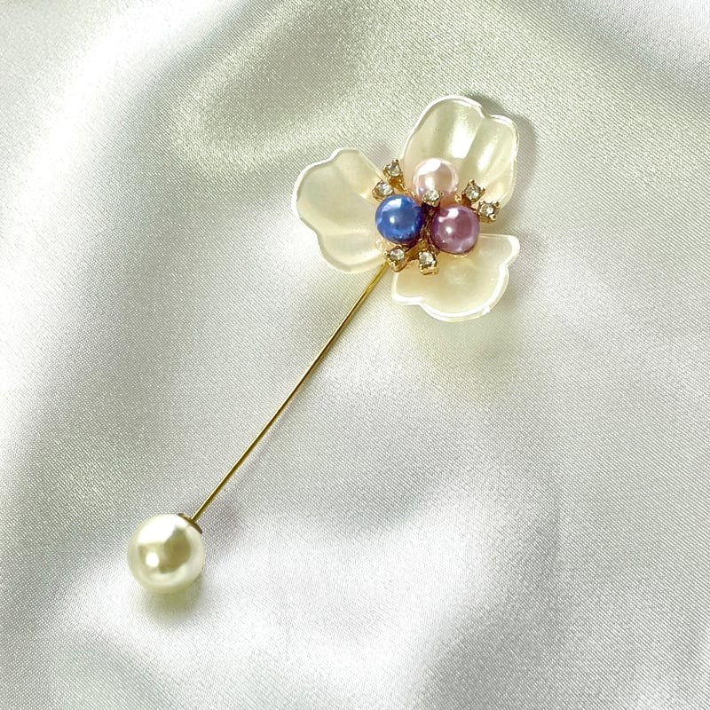 花ブローチ 白 × ゴールド プラスチックパール 上品アクセサリー 
