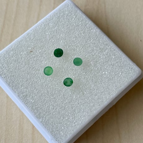 【メレサイズ】ヒスイ4石セット 天然石ルース ラウンド 約3mm カボション