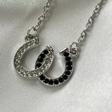幸運を呼ぶホースシューネックレス《ジルコニア×オニキス》