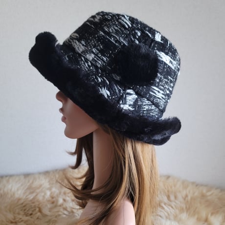 ★three.luxury★襟元が邪魔になら無い★ビッグボタン　コンパクトhat★ブラック×ホワイト