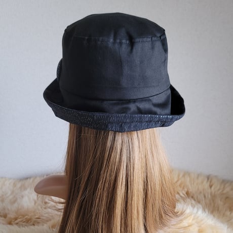 襟元が邪魔になら無い★ビッグボタン　コンパクトhat★BLACK×ラメシルバー