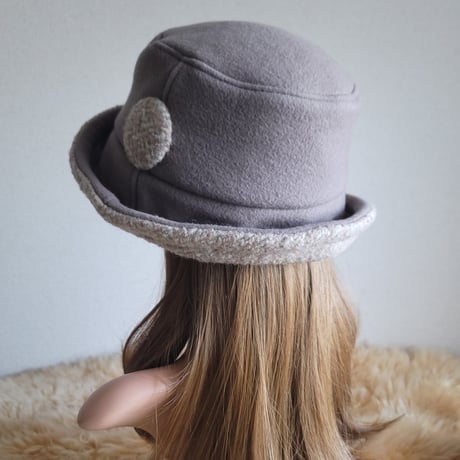 ★three. premium★62.5㎝★襟元が邪魔になら無い★ビッグボタン　コンパクトhat★厚手★グレージュ×ピンクベージュ系