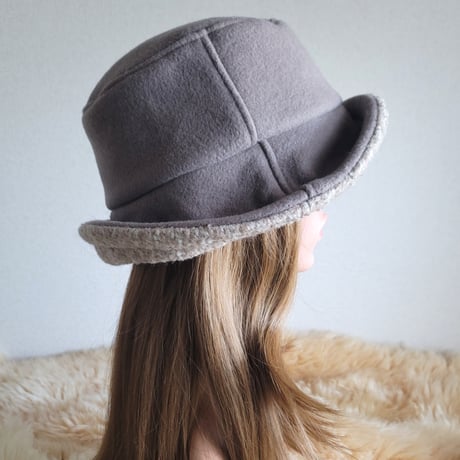 ★three. premium★62.5㎝★襟元が邪魔になら無い★ビッグボタン　コンパクトhat★厚手★グレージュ×ピンクベージュ系