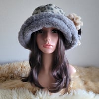 ポンポンふわり滑らかhat★61.5㎝★優しいレオパード×ファー素材