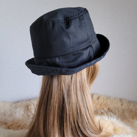 襟元が邪魔になら無い★ビッグボタン　コンパクトhat★BLACK×ラメシルバー