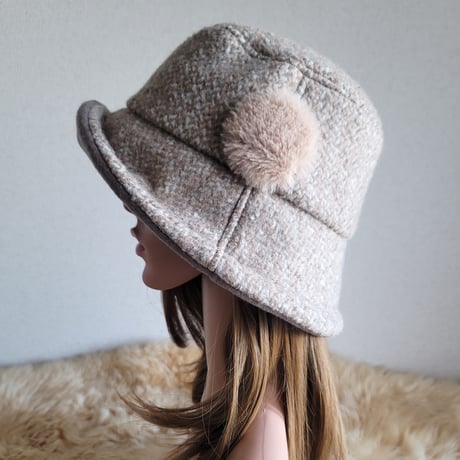 ★three. premium★62.5㎝★襟元が邪魔になら無い★ビッグボタン　コンパクトhat★厚手★グレージュ×ピンクベージュ系