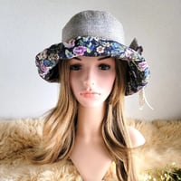 大きい帽子★日差しに負けない★ギャザーフリル 帽子★ベージュ系★コサージュ付き