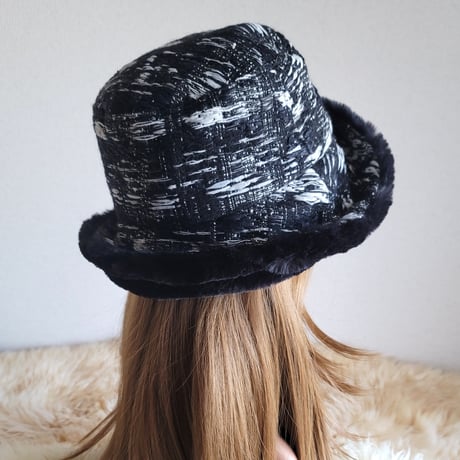 ★three.luxury★襟元が邪魔になら無い★ビッグボタン　コンパクトhat★ブラック×ホワイト