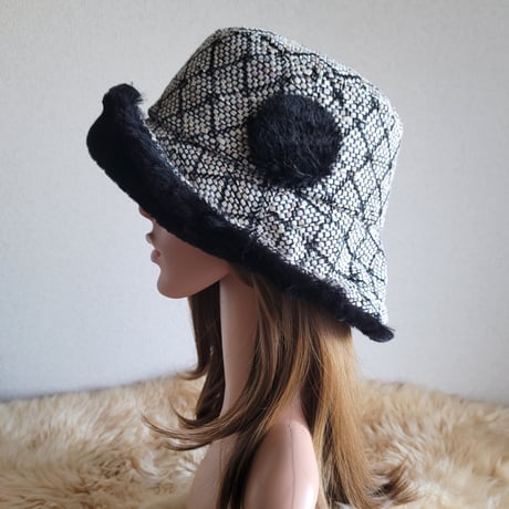 ★three.luxury★襟元が邪魔になら無い★ビッグボタン　コンパクトhat★ファー×ダイヤ柄