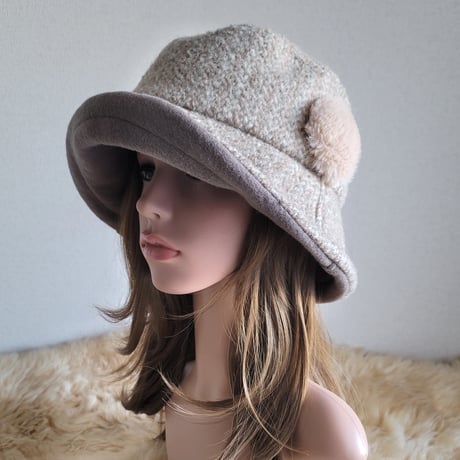 ★three. premium★62.5㎝★襟元が邪魔になら無い★ビッグボタン　コンパクトhat★厚手★グレージュ×ピンクベージュ系