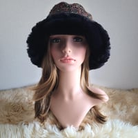 three. premium★62㎝★イタリア　ツイードミックス★襟元が邪魔になら無い★ビッグボタン　コンパクトhat