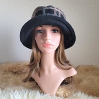 three. premium★61.5㎝★襟元が邪魔になら無い★コンパクトhat