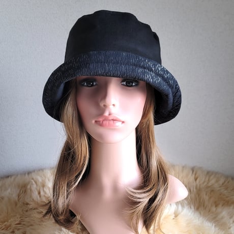 襟元が邪魔になら無い★ビッグボタン　コンパクトhat★BLACK×ラメシルバー