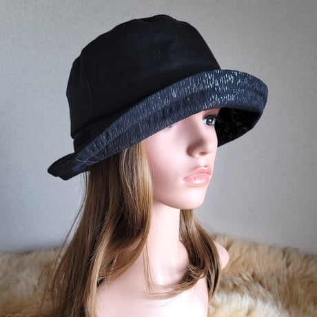 襟元が邪魔になら無い★ビッグボタン　コンパクトhat★BLACK×ラメシルバー