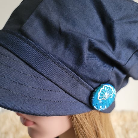 ミディアム　コンパクト★味わいネイビー×刺繍ボタン★渦巻くback スタイル★ツイストキャスケット