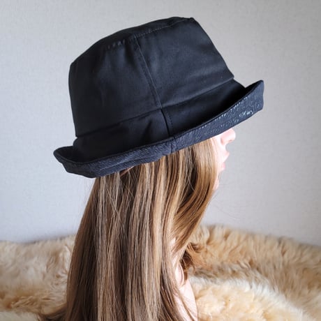 襟元が邪魔になら無い★ビッグボタン　コンパクトhat★BLACK×ラメシルバー