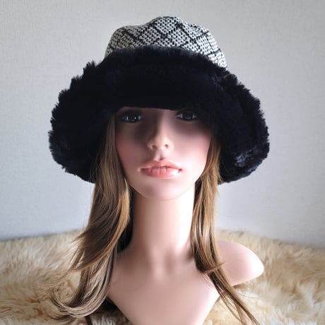 ★three.luxury★襟元が邪魔になら無い★ビッグボタン　コンパクトhat★ファー×ダイヤ柄