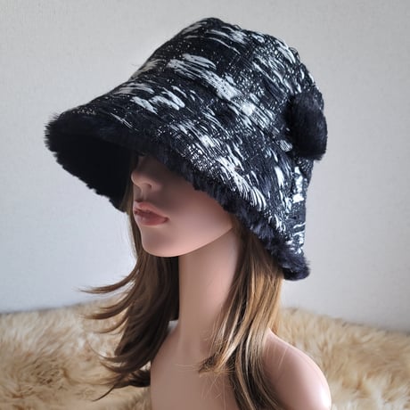 ★three.luxury★襟元が邪魔になら無い★ビッグボタン　コンパクトhat★ブラック×ホワイト