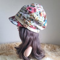 薄手★Flowerホワイト系★60㎝★渦巻くback スタイル★ツイストキャスケット