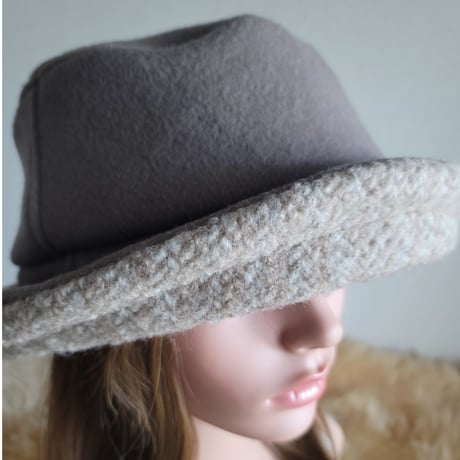 ★three. premium★62.5㎝★襟元が邪魔になら無い★ビッグボタン　コンパクトhat★厚手★グレージュ×ピンクベージュ系