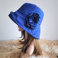 ★上質ロイヤルブルー★miniコサージュ帽子★ひとつ持っていると便利なプレーン帽子