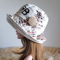 ★ビッグくるみボタン★ひとつ持っていると便利なプレーン帽子★62㎝ ★コーヒー柄×麻素材ボタン