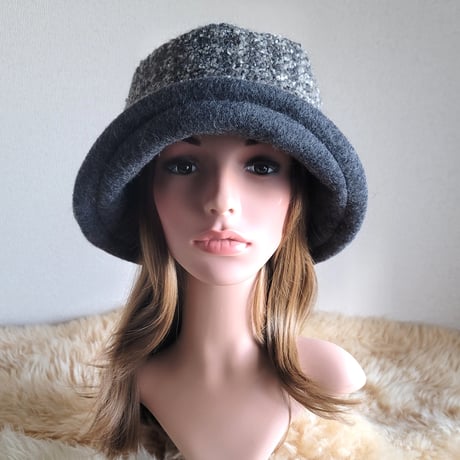 ★three. premium★襟元が邪魔になら無い★ビッグボタン　コンパクトhat★厚手★ラメツイード