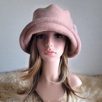 ★three. premium★襟元が邪魔になら無い★ビッグボタン　コンパクトhat★厚手★優しいピンクカラー