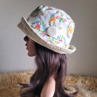 ★インコ×薄ベージュ系★62㎝★襟元が邪魔になら無い★コンパクトhat