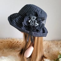 ★日差しに負けない★ギャザーフリル 帽子★blackドット★コサージュ付き