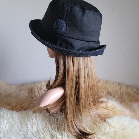 襟元が邪魔になら無い★ビッグボタン　コンパクトhat★BLACK×ラメシルバー