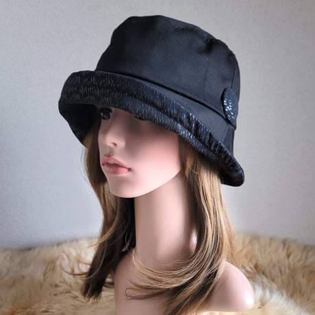 襟元が邪魔になら無い★ビッグボタン　コンパクトhat★BLACK×ラメシルバー