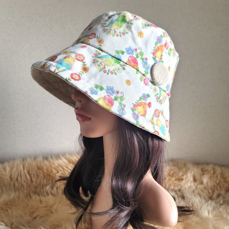 ★インコ×薄ベージュ系★62㎝★襟元が邪魔になら無い★コンパクトhat