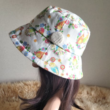★インコ×薄ベージュ系★62㎝★襟元が邪魔になら無い★コンパクトhat