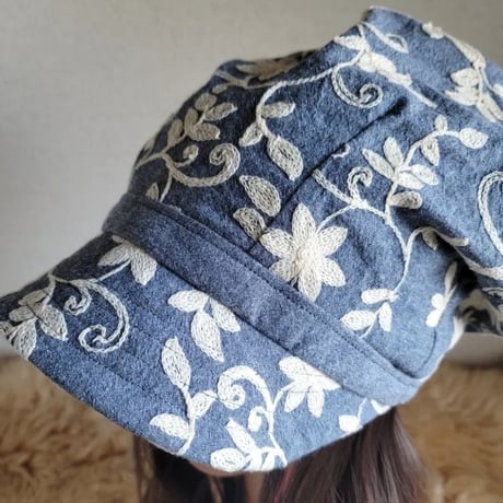 ★ライトグレー★刺繍が素敵★みんなに 見せたい 渦巻くback スタイル★ツイストキャスケット     ダンガリー刺繍