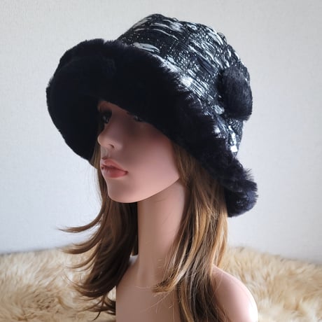 ★three.luxury★襟元が邪魔になら無い★ビッグボタン　コンパクトhat★ブラック×ホワイト